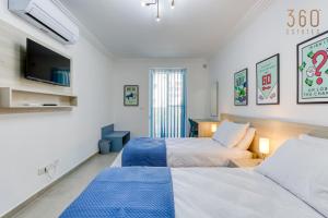 Designer 3BR home in charming Marsascala by 360 Estates客房内的一张或多张床位