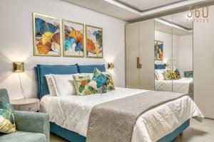 Designer 3BR home in charming Marsascala by 360 Estates客房内的一张或多张床位