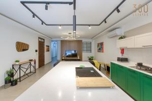 Designer 3BR home in charming Marsascala by 360 Estates的厨房或小厨房