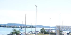 vistas a un puerto deportivo con barcos en el agua en Guest House Maritimo, en Sukošan