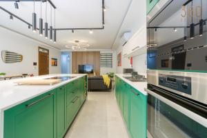 Designer 3BR home in charming Marsascala by 360 Estates的厨房或小厨房