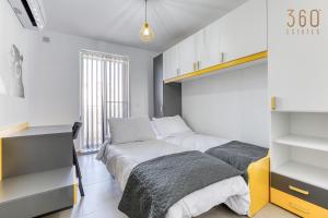 Designer 3BR home in charming Marsascala by 360 Estates客房内的一张或多张床位