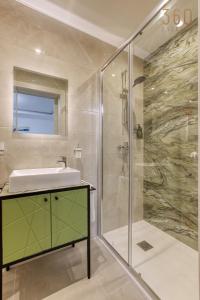 Designer 3BR home in charming Marsascala by 360 Estates的一间浴室