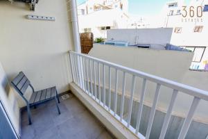 Designer 3BR home in charming Marsascala by 360 Estates的阳台或露台
