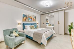 Designer 3BR home in charming Marsascala by 360 Estates客房内的一张或多张床位