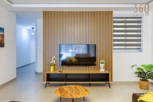 Designer 3BR home in charming Marsascala by 360 Estates的电视和/或娱乐中心