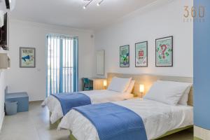 Designer 3BR home in charming Marsascala by 360 Estates客房内的一张或多张床位