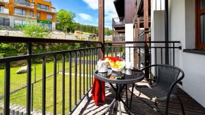 Balkón alebo terasa v ubytovaní Wonder Home - Apartamenty Residence Karpacz blisko stoku narciarskiego, z balkonami i parkingiem