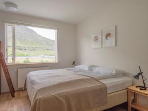 セイジスフィヨルズルにあるSeydisfjördur Guesthouseのベッドと大きな窓のある寝室