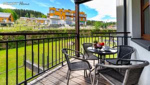 Balkón alebo terasa v ubytovaní Wonder Home - Apartamenty Residence Karpacz blisko stoku narciarskiego, z balkonami i parkingiem