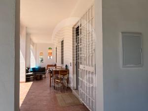 een hal met een woonkamer en een eetkamer bij Villa Areia - Spiaggia a 10m By Cala Salento in Porto Cesareo