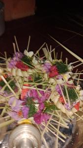 un mazzo di fiori in un vaso su un tavolo di Hause market a Sidemen