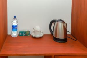Oprema za pripravo čaja oz. kave v nastanitvi Traveller's Hotel Hikkaduwa