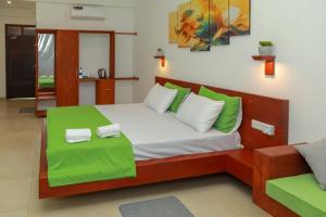Postelja oz. postelje v sobi nastanitve Traveller's Hotel Hikkaduwa