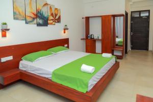 Postelja oz. postelje v sobi nastanitve Traveller's Hotel Hikkaduwa