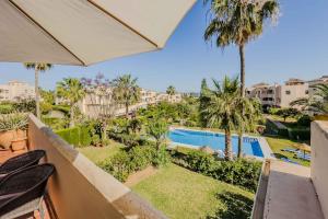 Basen w obiekcie 75-Apartment with Views in Elviria, Marbella lub w pobliżu