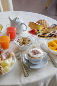 una mesa con platos de desayuno y una taza de café en Valle Del Buttero, en Capalbio