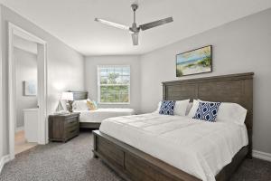 una camera da letto con due letti e un ventilatore a soffitto di Fortebello Beachside 156 a Indian Harbour Beach Altre 29 foto