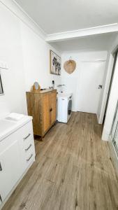Köök või kööginurk majutusasutuses Beach Bungalow Yeppoon