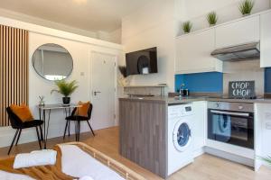 a kitchen with a washer and dryer at Brunswick - Brighton Regency Studio by the sea in Brighton & Hove
