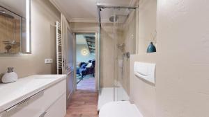 ein Badezimmer mit Dusche, Waschbecken und Toilette in der Unterkunft Wattblick in Schellinghörn