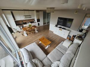 an overhead view of a living room with a couch and a table at Przytulne mieszkanie z kominkiem in Opole
