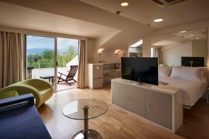 A television and/or entertainment centre at Richmond Nua Wellness Spa - Adult Only