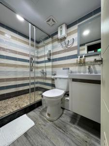ein Bad mit einem WC und einem Waschbecken in der Unterkunft Bon Hotel Taipei in Taipeh