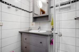 un baño con lavabo y espejo en Fewo 11 - Halbinsel Darss - Ostsee, en Wieck 37 fotos más