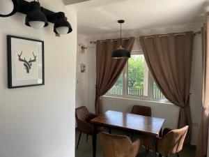 una sala da pranzo con tavolo, sedie e finestra di Countryside Home 