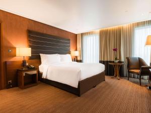 Ένα ή περισσότερα κρεβάτια σε δωμάτιο στο Sofitel London Heathrow