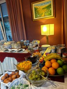 Hotel Maja في بيسكارا: طاولة عليها العديد من أطباق الفاكهة