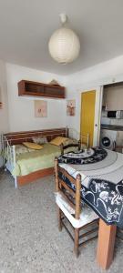 Habitación con 2 camas en una habitación con cocina en Eucalytus I, en Salou