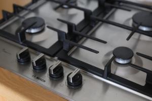 Una estufa de gas con perillas negras. en Haven at Casa Esda, en Jeffreys Bay 28 fotos más