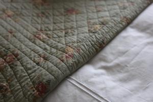 Un primer plano de una colcha sobre una cama. en Haven at Casa Esda, en Jeffreys Bay