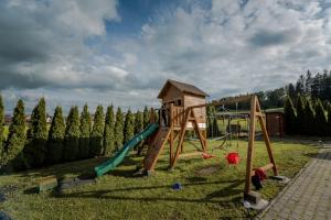 - une aire de jeux avec toboggan et balançoire dans l'établissement Natúr Vendégház, à Miercurea-Ciuc