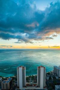 uitzicht op de oceaan vanuit een stad bij Hyatt Regency Waikiki Beach Resort & Spa in Honolulu
