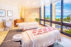 sypialnia z 2 łóżkami i widokiem na ocean w obiekcie Hyatt Regency Waikiki Beach Resort & Spa w mieście Honolulu