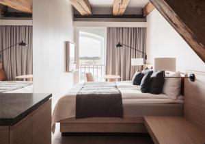 um quarto com uma cama grande e uma janela em Copenhagen Admiral Hotel em Copenhague