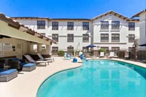 una piscina frente a un hotel en Hampton Inn & Suites Phoenix-Goodyear, en Goodyear