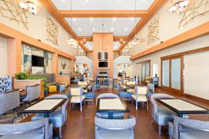 une salle à manger avec des tables et des chaises dans un restaurant dans l'établissement Hampton Inn & Suites Phoenix-Goodyear, à Goodyear