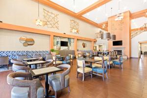 - un restaurant avec des tables et des chaises dans une salle dans l'établissement Hampton Inn & Suites Phoenix-Goodyear, à Goodyear