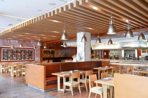 Area lounge atau bar di DoubleTree by Hilton Dubai Jumeirah Beach