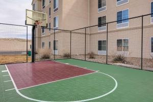 einem Basketballplatz vor einem Gebäude mit Basketballkorb in der Unterkunft Homewood Suites - Rock Springs in Rock Springs
