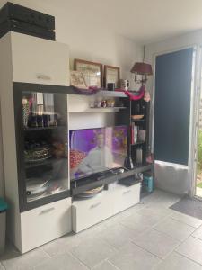 Et tv og/eller underholdning på Appartement - Villa Muguet