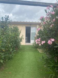 een huis met een tuin met roze bloemen bij Appartement - Villa Muguet in Gagny