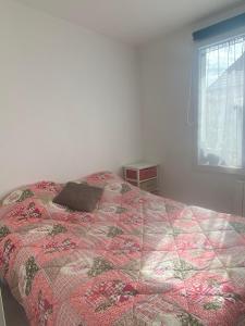 En eller flere senge i et værelse på Appartement - Villa Muguet