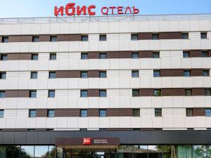 um edifício com a placa do hotel mgmt em ibis Irkutsk Center em Irkutsk