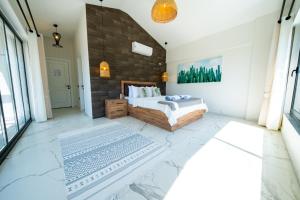 A bed or beds in a room at Olive Hills Villa - Family-Friendly Luxury Villa Yesiluzumlu Fethiye by Sunworld Villas Még 37 kép