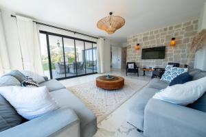 - un salon avec un canapé et une table basse dans l'établissement Olive Hills Villa - Family-Friendly Luxury Villa Uzumlu Fethiye by Sunworld Villas, à Fethiye
